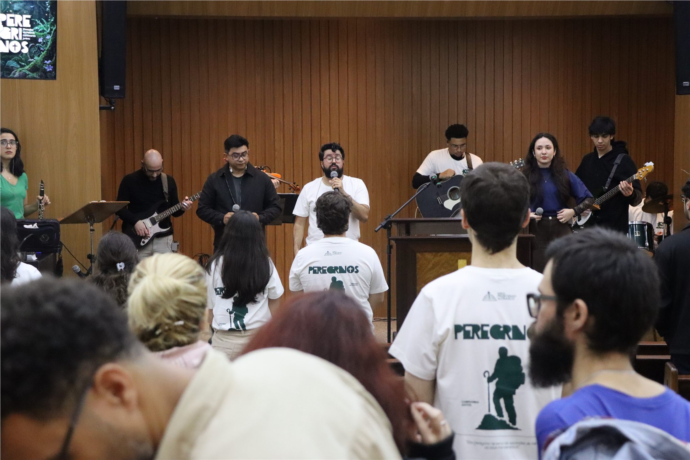 Peregrinos reunidos em um momento de louvor na igreja